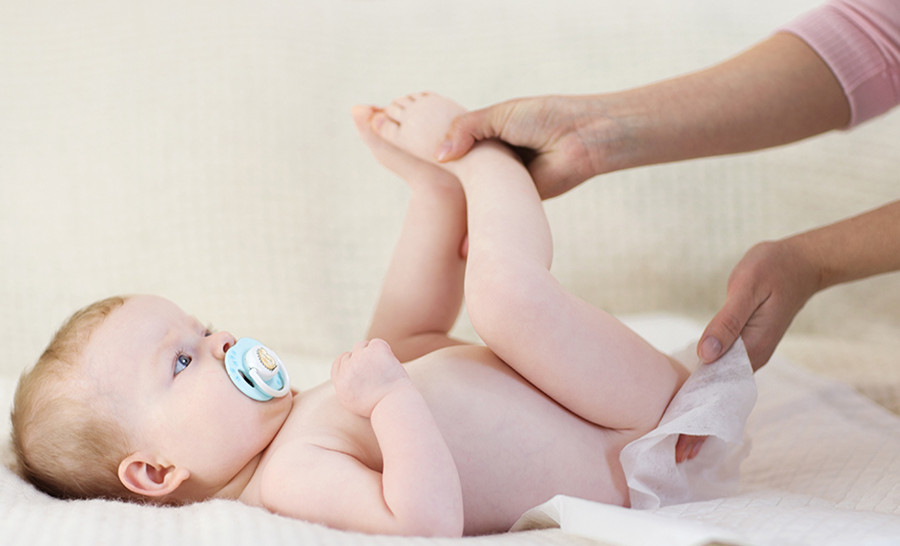 changing-baby-diaper 